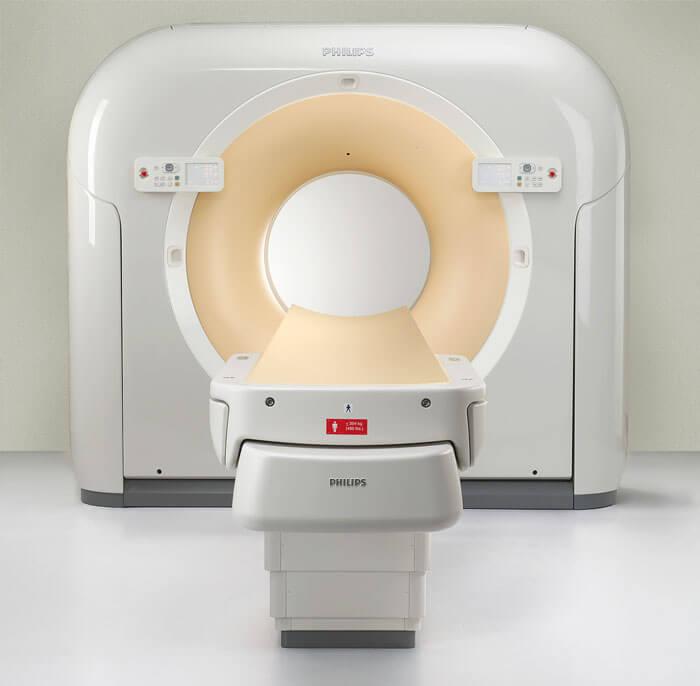 CT Scanner im Einsatz der Radiologie in Föhren