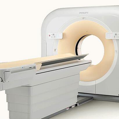 Abbildung eines Computertomographen CT für die Computertomographie (CT-Untersuchung) der Radiologie in Föhren