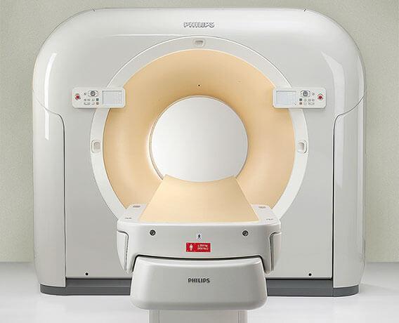 CT im Einsatz: CT-Scanner Abbildung frontal mit großzügigem Untersuchungsring